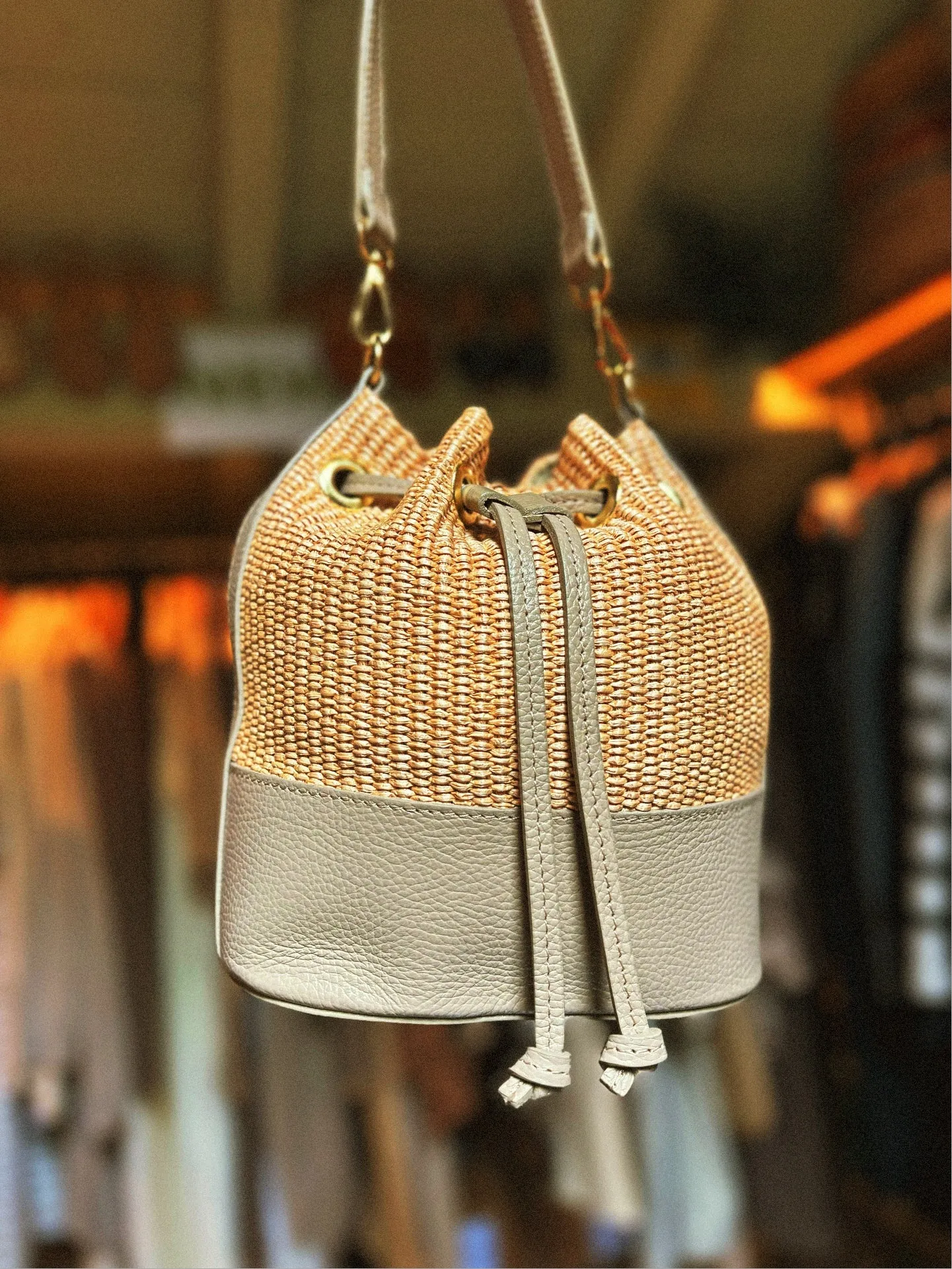 Bolso piel y raffia.