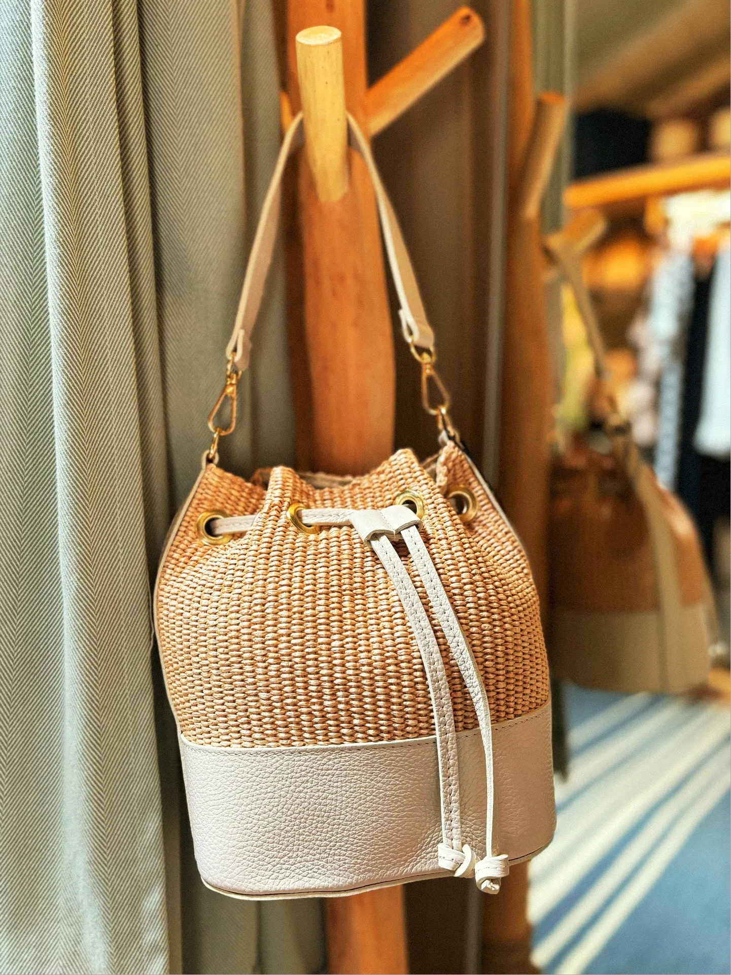 Bolso piel y raffia.