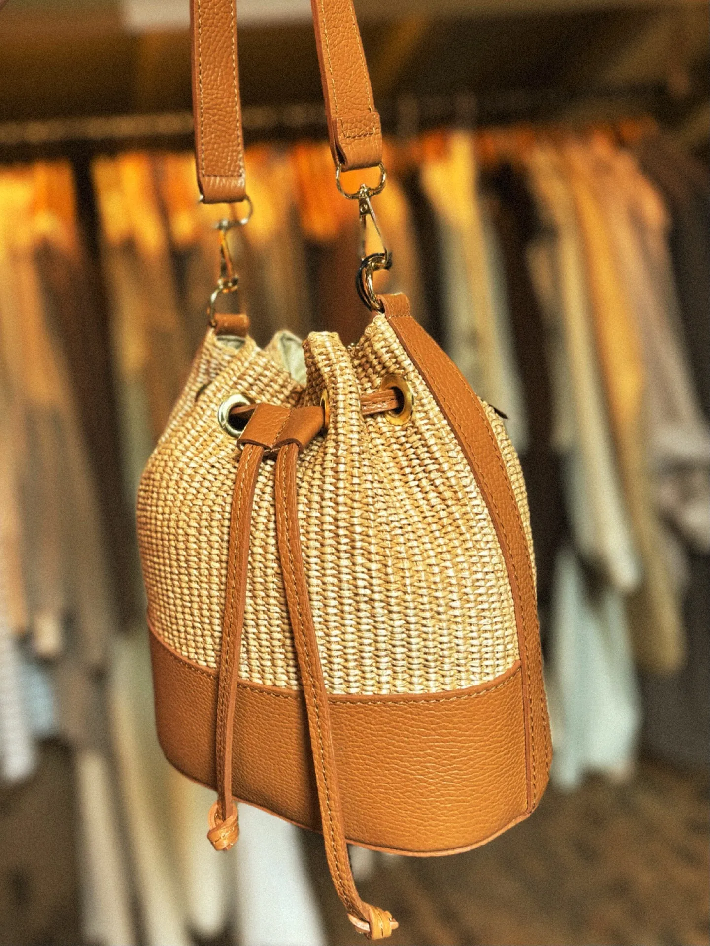 Bolso piel y raffia.