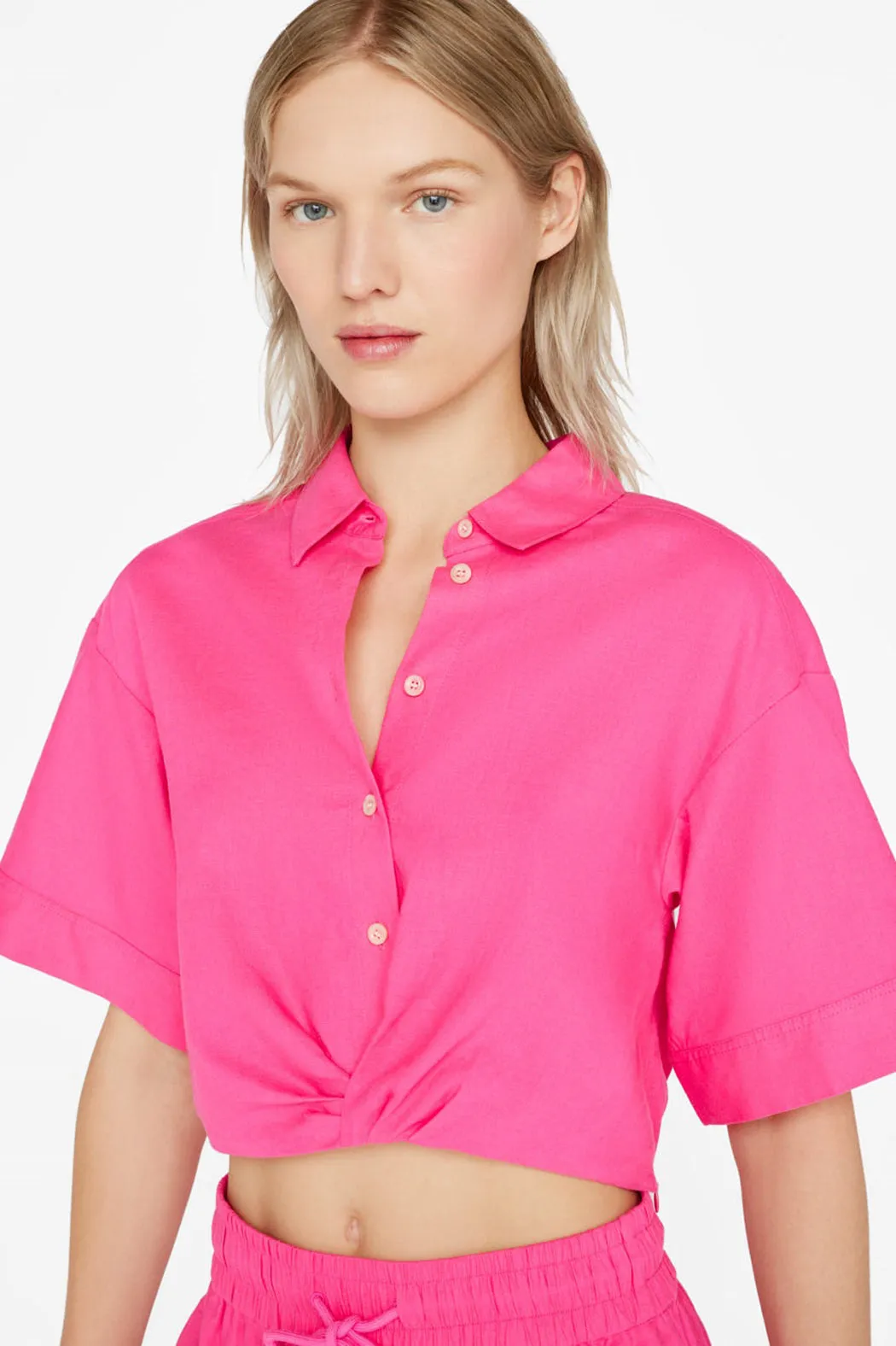 Frame - Cropped Twist Front Shirt in Flamingo